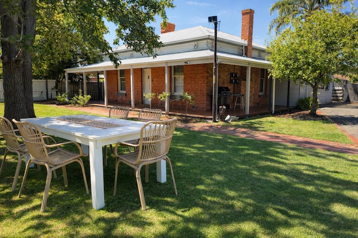 Impala Stays | Stylish 5BR Group Stay Sleeps 12