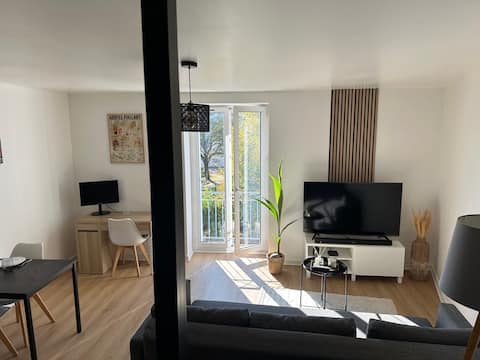 Successful Airbnb property: Charming refurbished studio apartment/heart of Île de Nantes in île De Nantes
