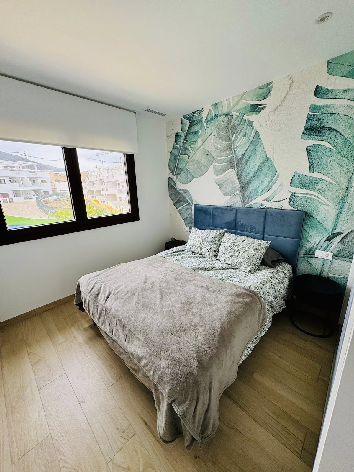 Dormitorio con cama matrimonial 