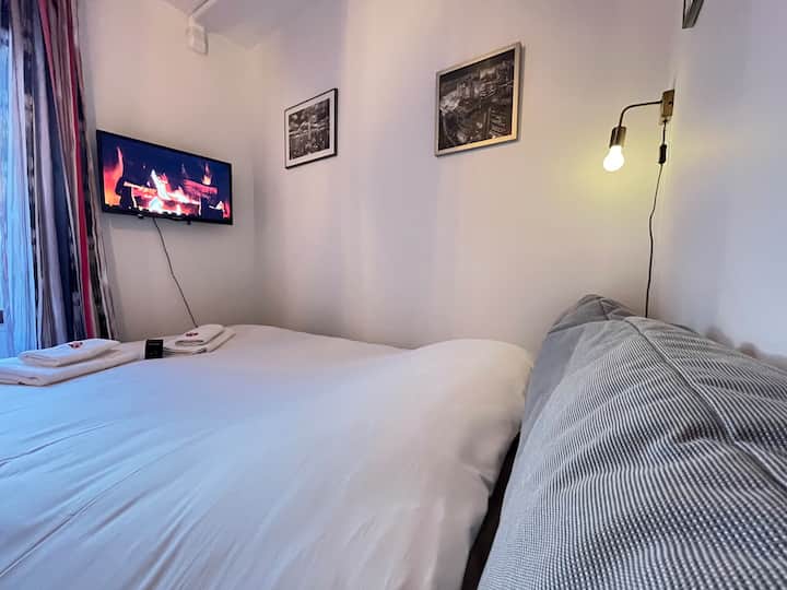 Este es el espacio vital de la vivienda. Podrá relajarse en la cama, mientras ve la televisión.