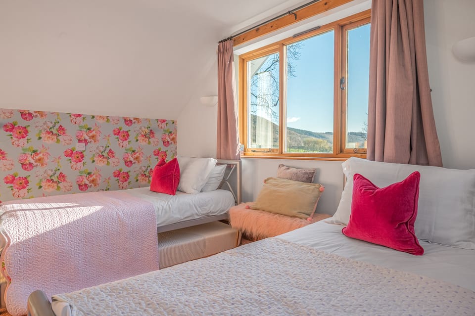 A lakeshore hideaway on Coniston Water, Coniston, Cumbria, United Kingdom, photo 8 of 10