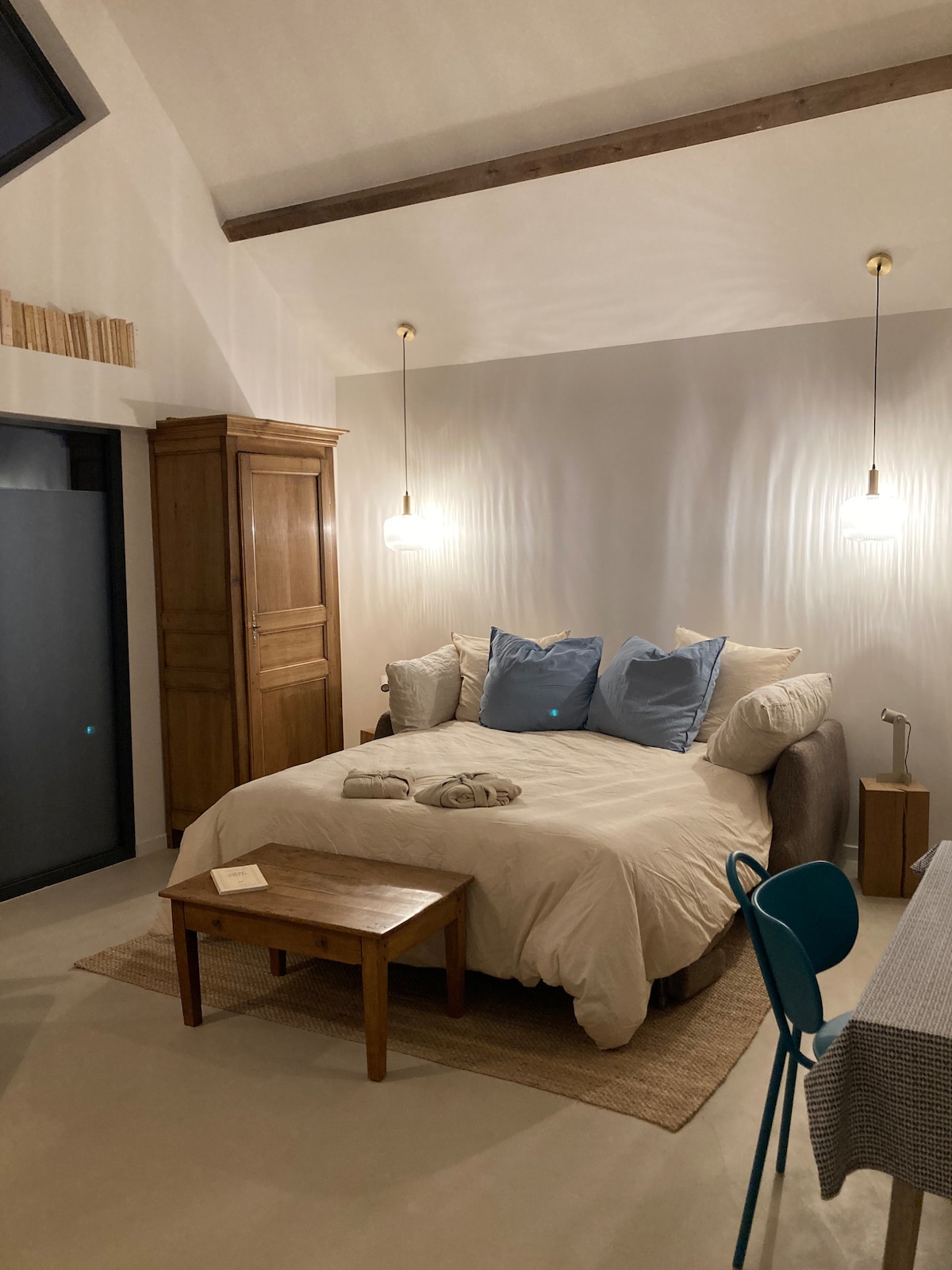 Поглед кон креветот осветлен од висечките светилки 