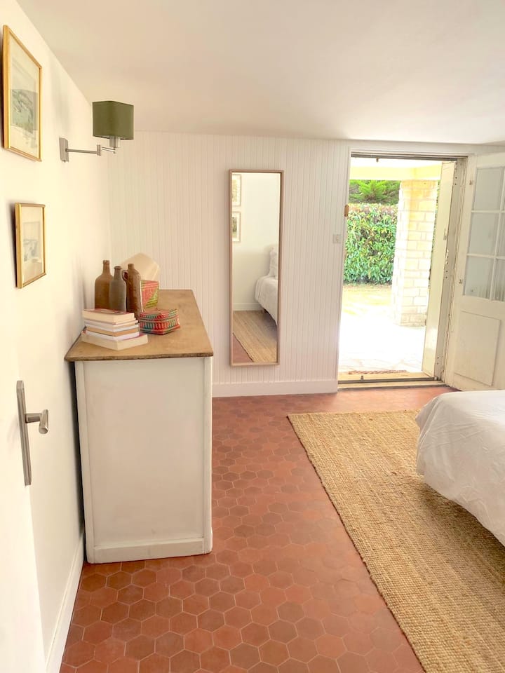 Očarujúca izba na záhradnej úrovni, priamy prístup na terasu a do záhrady. Na juh/juhovýchod. Nové manželské lôžko. 14 m² s výškou stropu 2 metre. 
Prístup sa poskytuje na požiadanie alebo pri rezervácii pre desať alebo viac osôb.