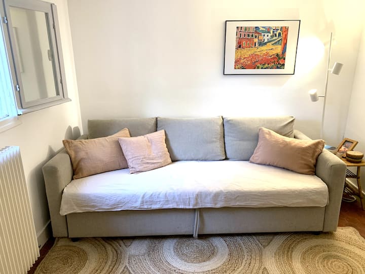 Spálňa na prízemí. Na západnej strane s výhľadom do záhrady. Veľká komora/šatník. Približne 12 m2. 
Výška stropu 2 metre 