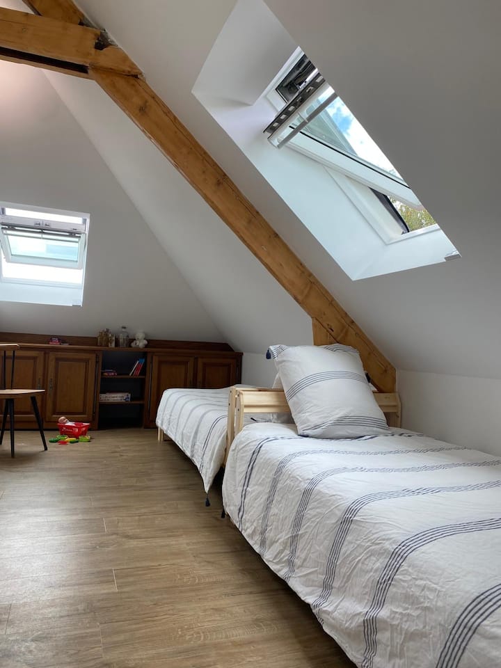 3 jednolôžka 90 x 200, nové. Celková plocha 16 m² so šikmou časťou.
Okno Velux s automatickými integrovanými okenicami, nové.
Výnimočná možnosť pridať na požiadanie prístelku pre 14. osobu (jednolôžková „posteľ so zásuvkou“, nová)