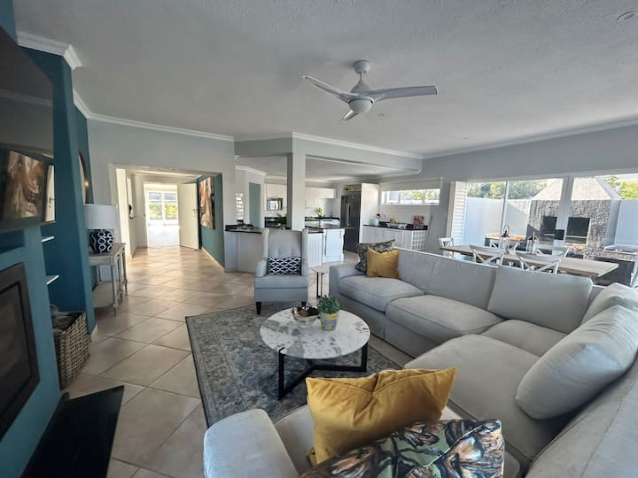 Water’s Edge Bliss – 3 Bedroom Marina Retreat! - Port Alfred