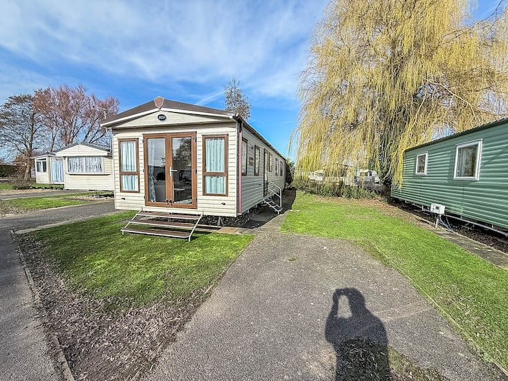 Great Caravan Near Skegness Ref 33052s - Skegness