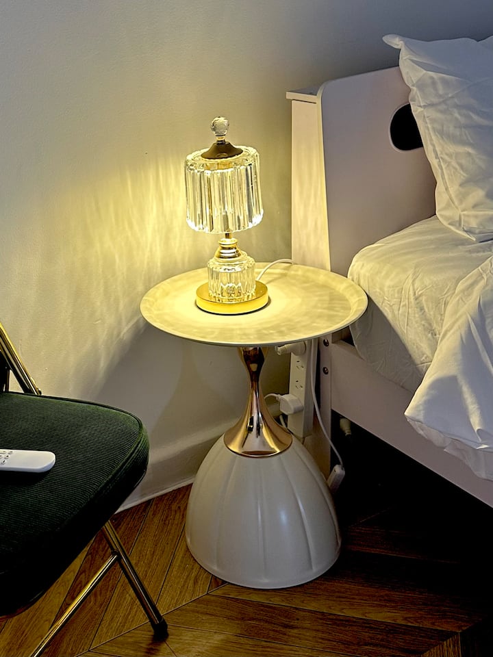 Страничното светло на креветот е вклучено ✨

Бојата на столот може да се разликува.