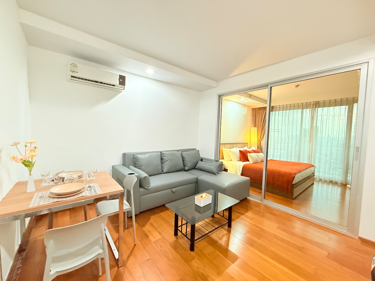 Пространа дневна соба со голем кауч на спуштање кој се протега во полн кревет — совршена за дополнителна удобност. Опуштете се со дигитална телевизија со YouTube, веб-прелистувач, кабелски канали и апликации за емитување за бескрајна забава.