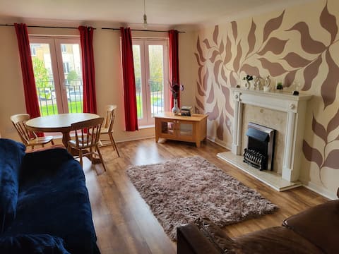 Popular Airbnb listing: 4 Double Bed House, Garden, Park, Wifi Contractors in Horfield
