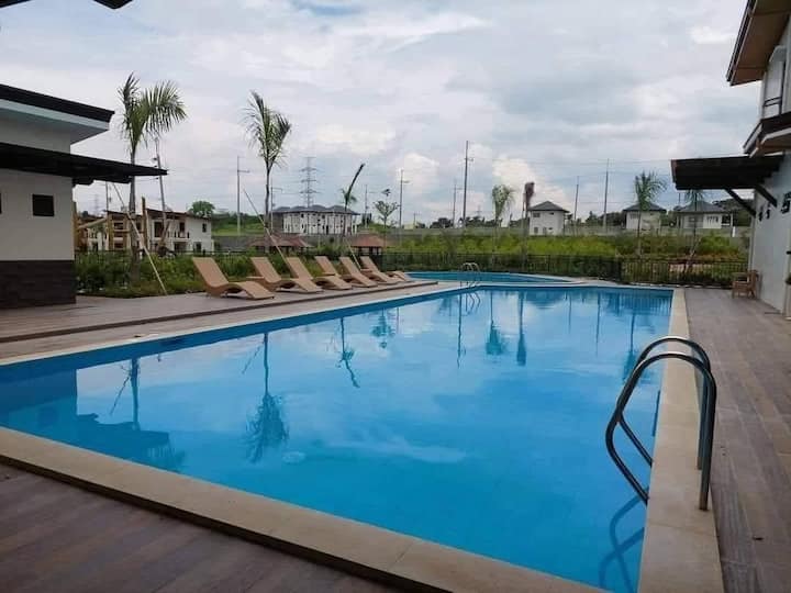 Spacious Gated House With Pool Access - Dasmariñas