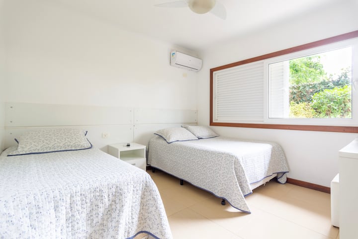 1 ორადგილიანი საწოლი + 1 ერთადგილიანი საწოლი (სახლის ყველა ერთადგილიანი საწოლი არის დასაწოლი საწოლები, ანუ ერთადგილიანი საწოლი, რომლის ქვეშაც ინახება და საჭიროებისამებრ შესაძლებელია ორი ადამიანის განთავსება) = 4 ადგილი