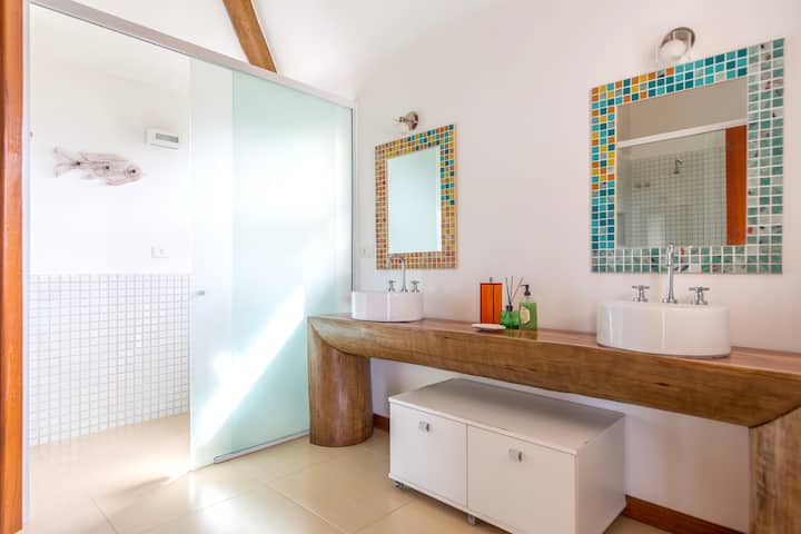 Სახლის მთავარი ფლიგელი ორი ნიჟარით, საშხაპის დიდი დახლი ორი საშხაპით და მინი კარადა