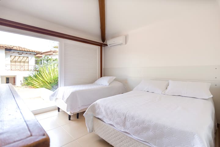 1 ორადგილიანი საწოლი + 1 ერთადგილიანი საწოლი (სახლის ყველა ერთადგილიანი საწოლი არის დასაწოლი საწოლები, ანუ ერთადგილიანი საწოლი, რომლის ქვეშაც ინახება და საჭიროებისამებრ შესაძლებელია ორი ადამიანის განთავსება) = 4 ადგილი