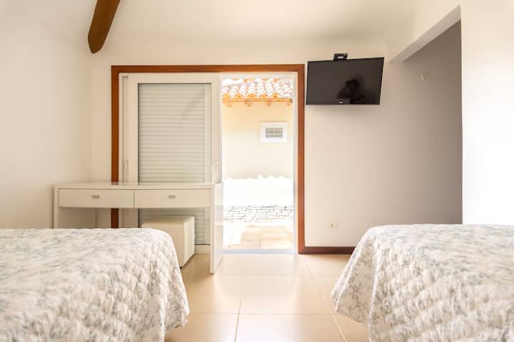 1 ორადგილიანი საწოლი + 1 ერთადგილიანი საწოლი (სახლის ყველა ერთადგილიანი საწოლი არის დასაწოლი საწოლები, ანუ ერთადგილიანი საწოლი, რომლის ქვეშაც ინახება და საჭიროებისამებრ შესაძლებელია ორი ადამიანის განთავსება) = 4 ადგილი 