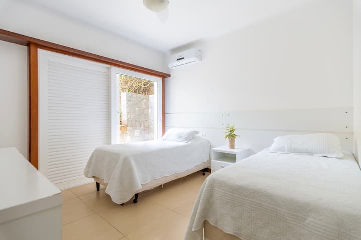 2 ერთადგილიანი საწოლი (სახლის ყველა ერთადგილიანი საწოლი არის დასაწოლი საწოლები, ანუ ერთადგილიანი საწოლი, რომლის ქვეშაც ინახება და საჭიროებისამებრ შესაძლებელია ორი ადამიანის განთავსება) = 4 ადგილი