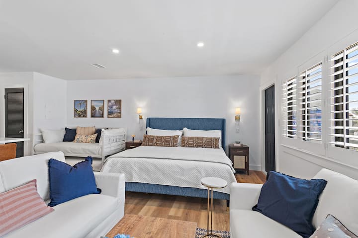 Krevat dopio "king size" + krevat ditor dhe krevat për vizitorë shtesë.