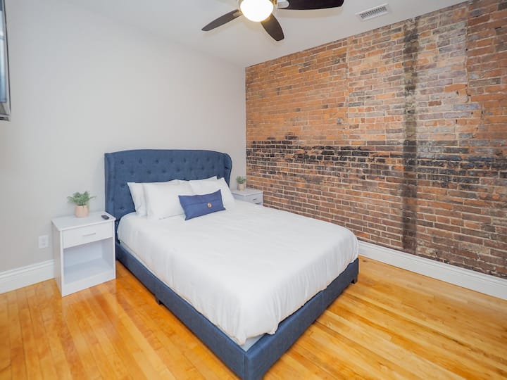 Estos dormitorios cuentan con una cama tamaño queen con colchón de espuma viscoelástica, otro televisor inteligente y un armario grande para todas tus pertenencias.