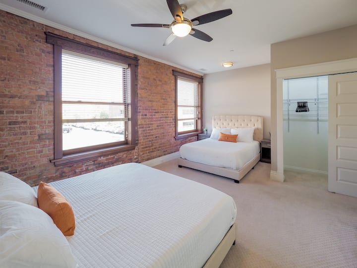 ¡El dormitorio número dos tiene una cama tamaño king y una cama tamaño queen, ambos con colchones de espuma viscoelástica y grandes vestidores, por supuesto!