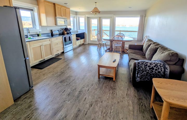 Lakeside Bachelor Pad - British Columbia