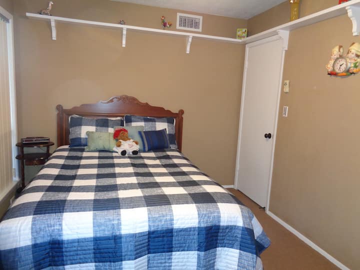 Slaapkamer met queensize bed