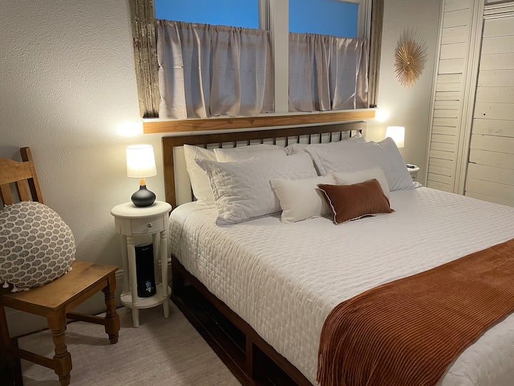 Bedroom w/King bed