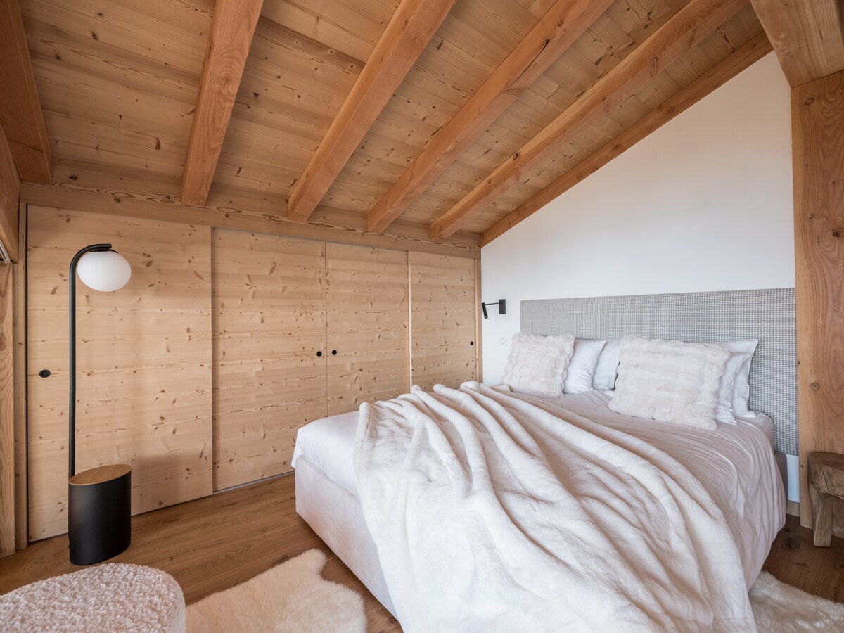 Miegamasis 2 - 2 aukštas 
Dvivietis miegamasis apartamentuose 
Vonios kambaryje yra dušas 