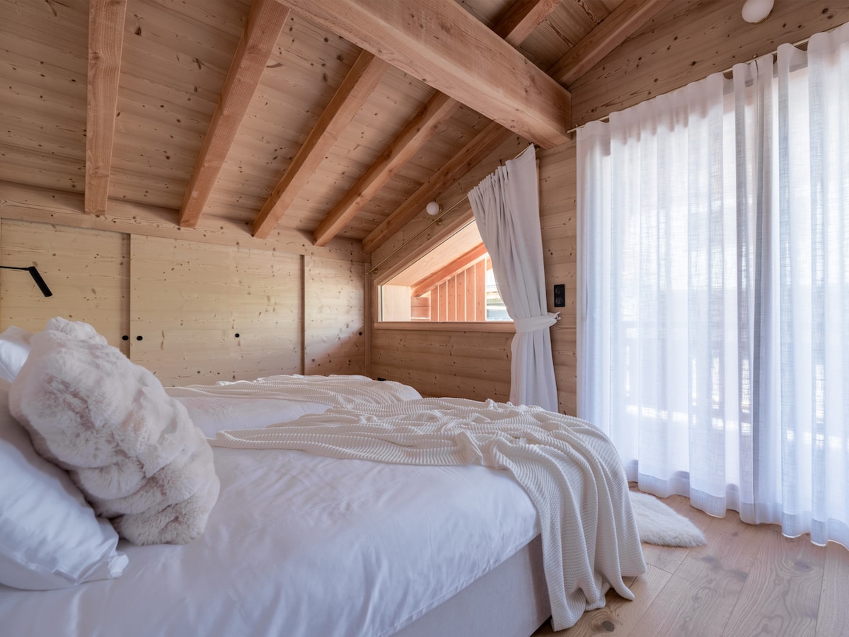 3 miegamasis - antras aukštas 
Dvigulė lovaDvivietis miegamasis apartamentuose 
Vonios kambaryje yra dušas 
Balkonas