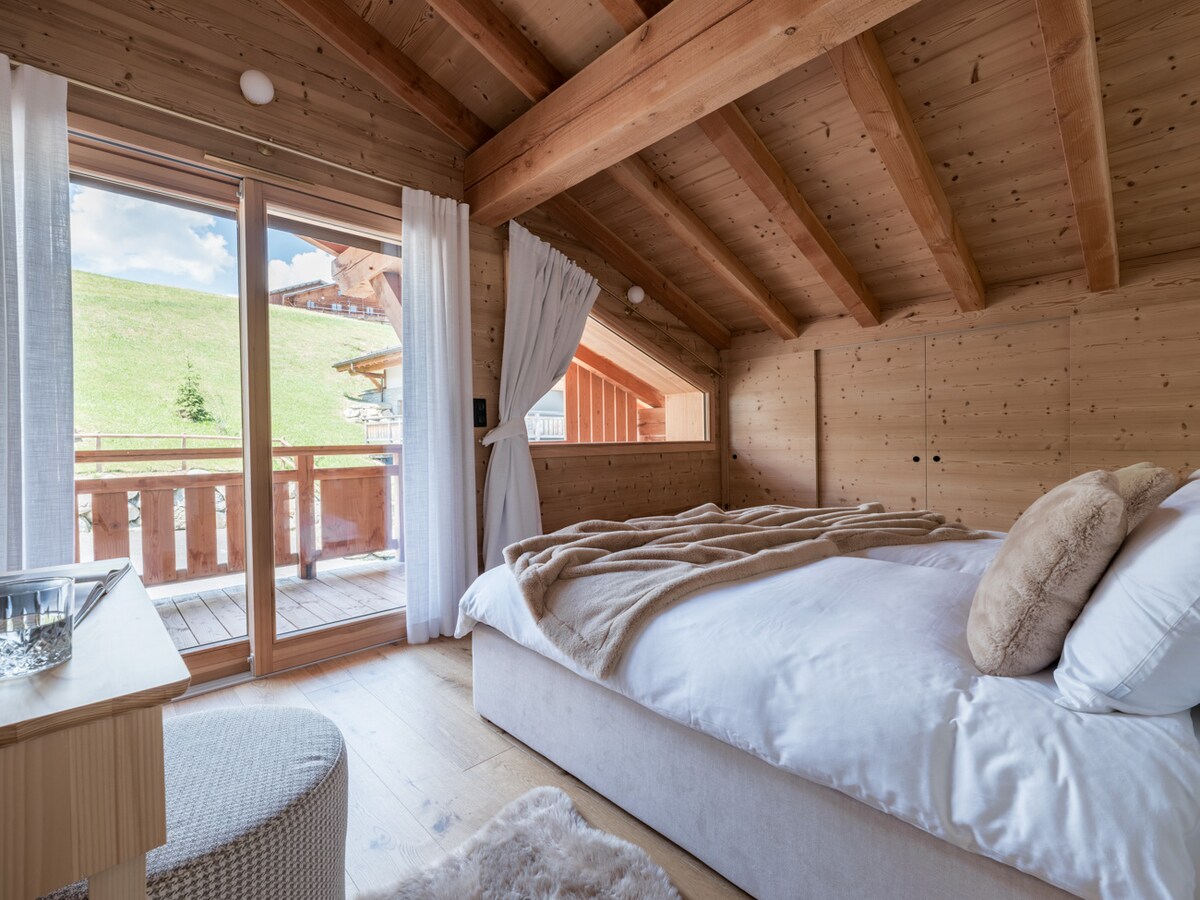 Miegamasis Nr. 4 - 2 aukštas 
Dvigulė lovaDvivietis miegamasis apartamentuose 
Vonios kambaryje yra dušas 
Balkonas