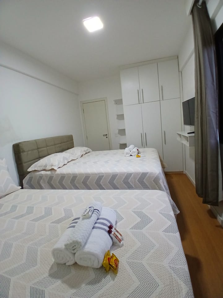 1张标准双人床、1张双人床、电视、空调、第四张床