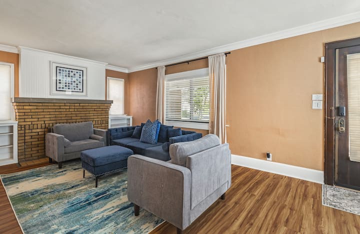Central Rockford Stay: Hosts 4 Guests - Rockford, IL