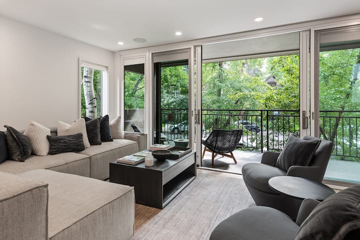 Luxury 3-bed Aspen Condo Fully Remodeled Gem - Aspen, CO