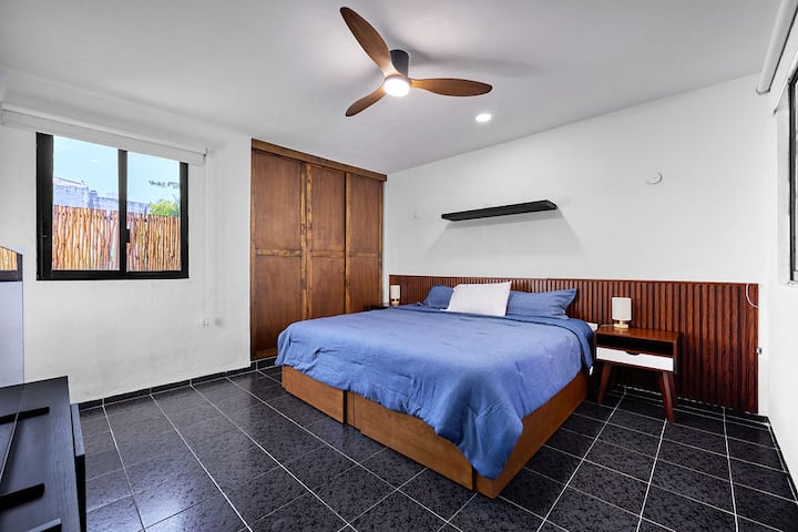 Bračni krevet (160 – 180 cm) s kvalitetnom posteljinom, klima-uređaj, stropni ventilator i 
zastori za zamračivanje za neometan san.