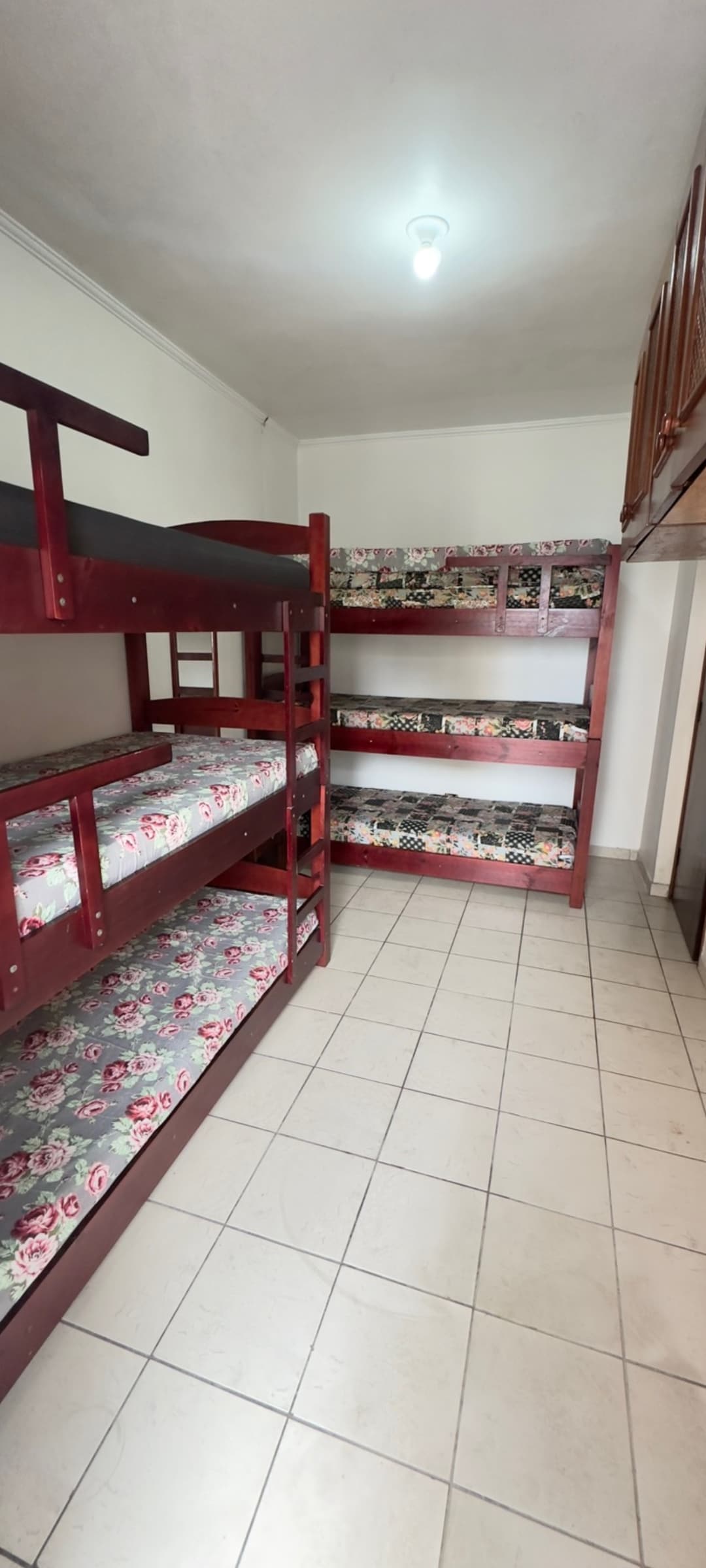 Спалнята се състои от 2 легла с чекмеджета, 2 допълнителни единични матрака и 1 двоен матрак.