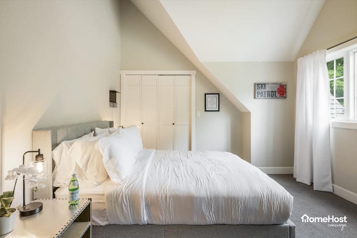 Bedroom 3: Queen bed (upper level)