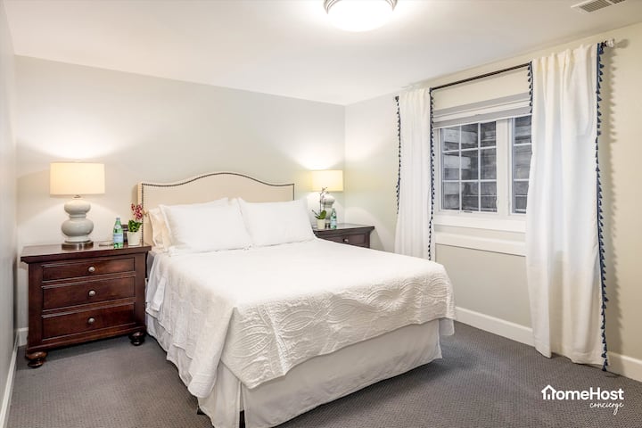 Bedroom 4: Queen bed (lower level)