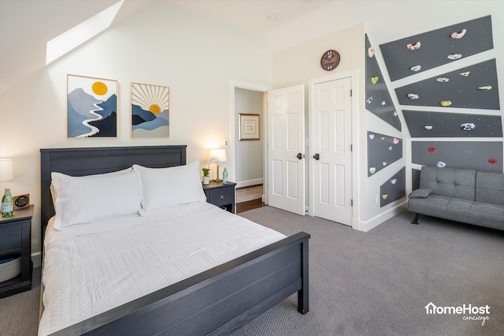 Bedroom 2: Double bed (upper level)