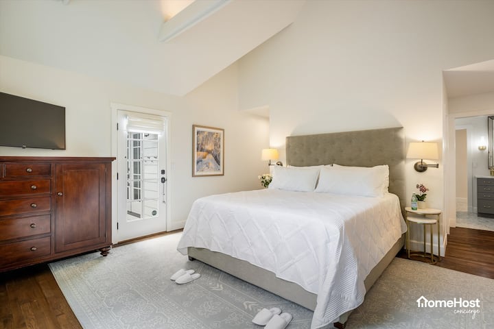 Primary bedroom: King bed, en-suite bathroom (main level)