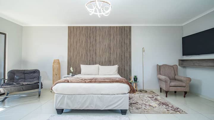 Dondave Guesthouse Indulge In Premium Lodging - Rustenburg