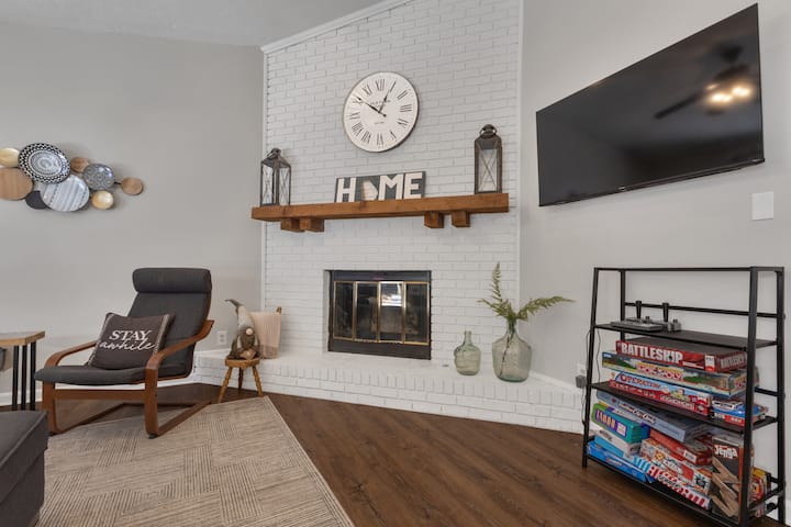 Oasis: Hot Tub, Fire Pit, Outdoor Living + Dining - Peachtree City, GA