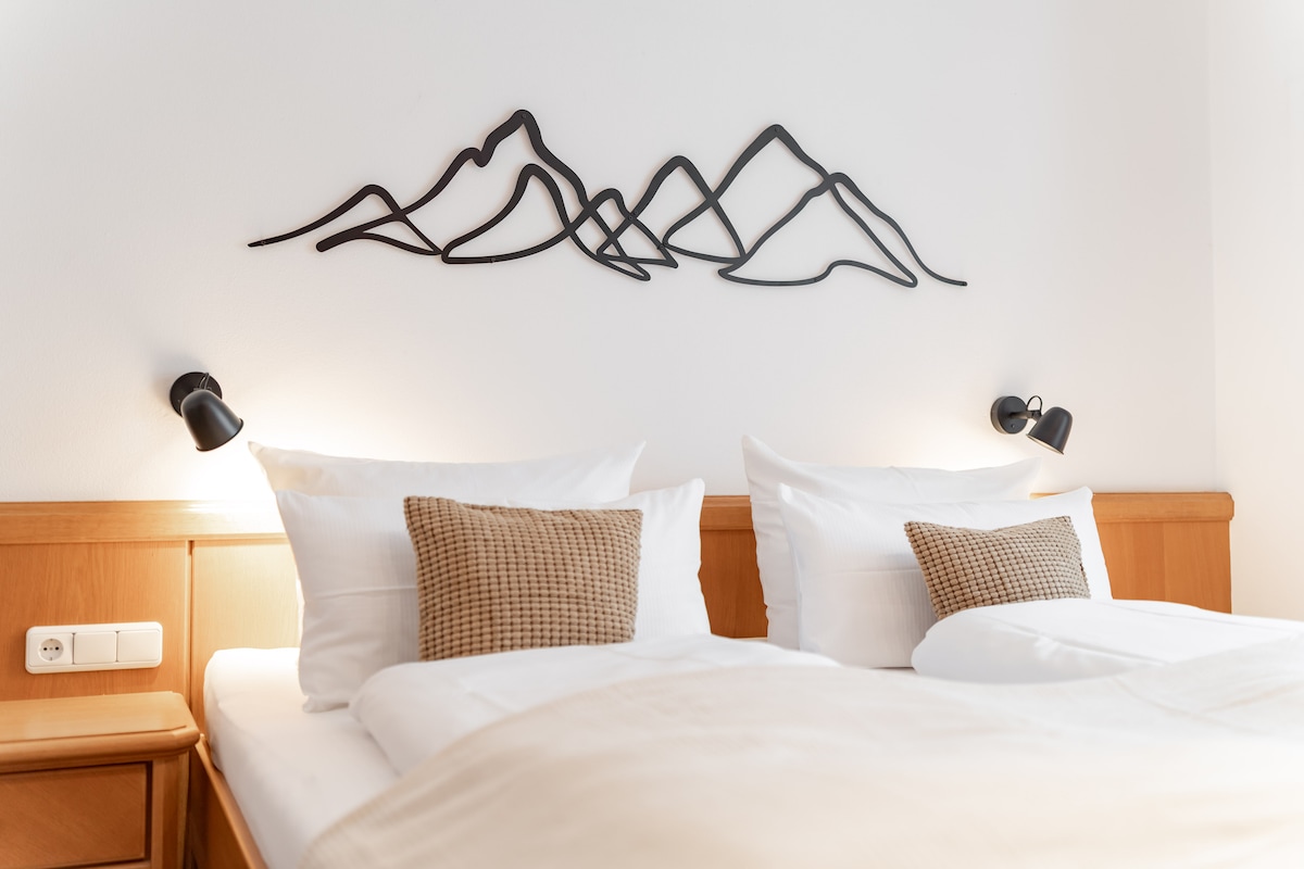 Svježe namješten veliki bračni krevet za opuštajući san