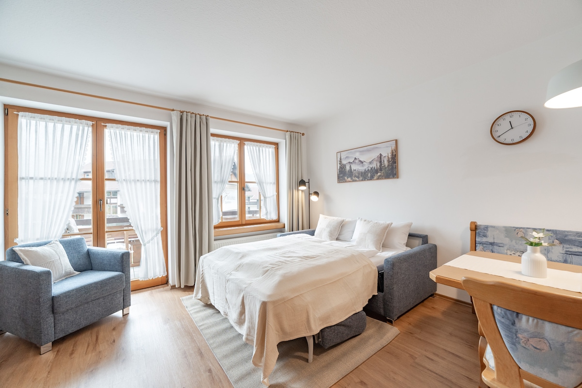 Kauč na razvlačenje s madracem u dnevnom boravku i kapci na prozorima