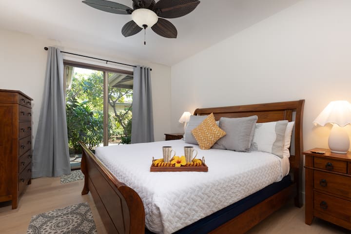 Slaapkamer #2 - kingsize bed en patio.   Alle slaapkamers met eiken vloeren