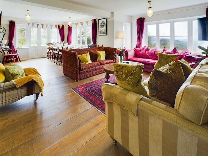 Countryside House With Hot Tub Sleeps 14 - Chepstow