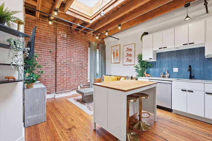 Oak St Loft #5 | 1br Walk To T-mobile, Power&light - Paradise Falls, Kansas City