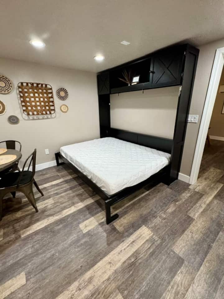 La cama plegable tamaño queen está ubicada en el amplio comedor y no en un dormitorio propiamente dicho.