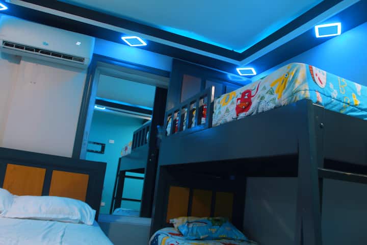 Dhomë me krevat dopio dhe krevate marinarë, e përkryer për familjet me fëmijë. Përfshihet ajri i kondicionuar për një rehati më të madhe gjatë natës.