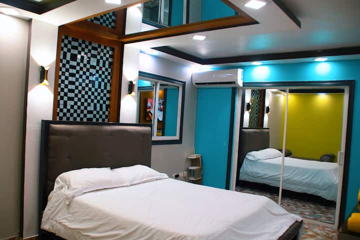 Një dhomë moderne me krevat dopio, A/C, një pasqyrë të madhe dhe detaje unike dekorative. Rehati ideale për çifte ose udhëtarë që e vlerësojnë dizajnin.