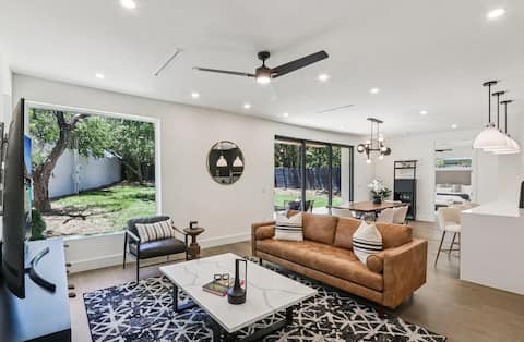 Top Airbnb: Stunning Luxe 4BR Designer Oasis | Private Hot Tub in Allandale