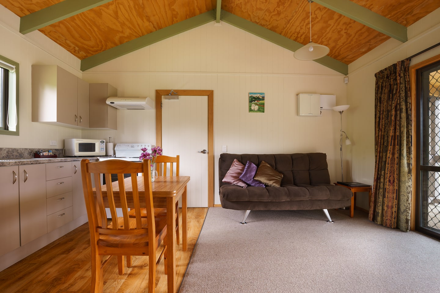 One Bedroom Cosy Cottage At Longbourne Lodge 3